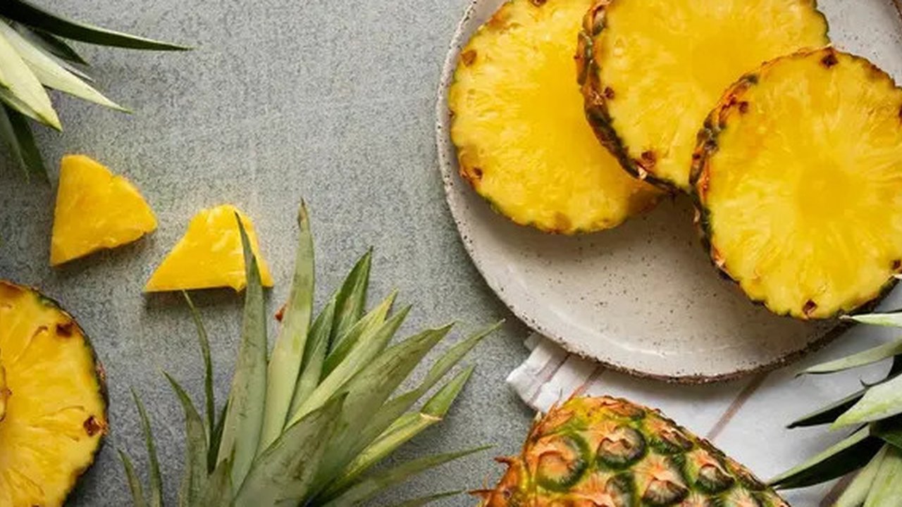 Buah nanas bisa mengenyangkan dan menghidrasi tubuh pada malam hari. (Foto: Freepik)