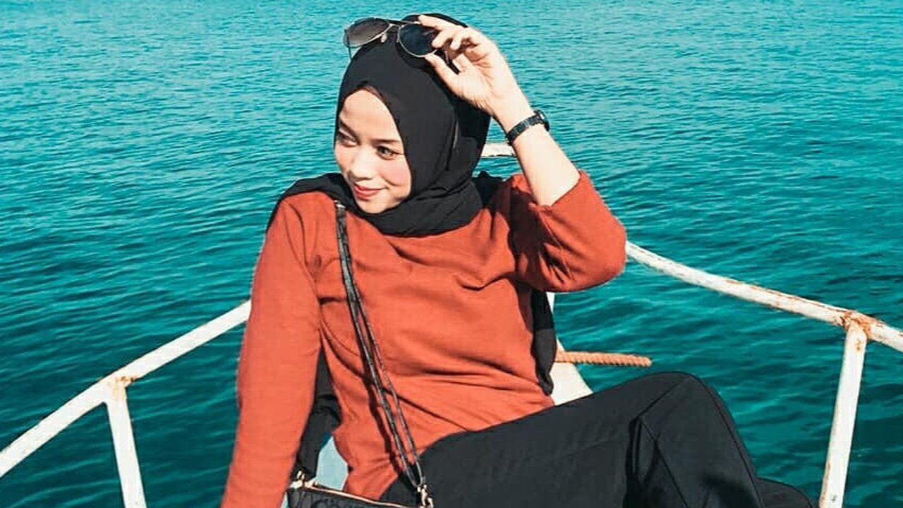 6 Inspirasi OOTD Hijab Pantai Simpel yang Nyaman dan Stylish, Cocok untuk Foto - Main Air