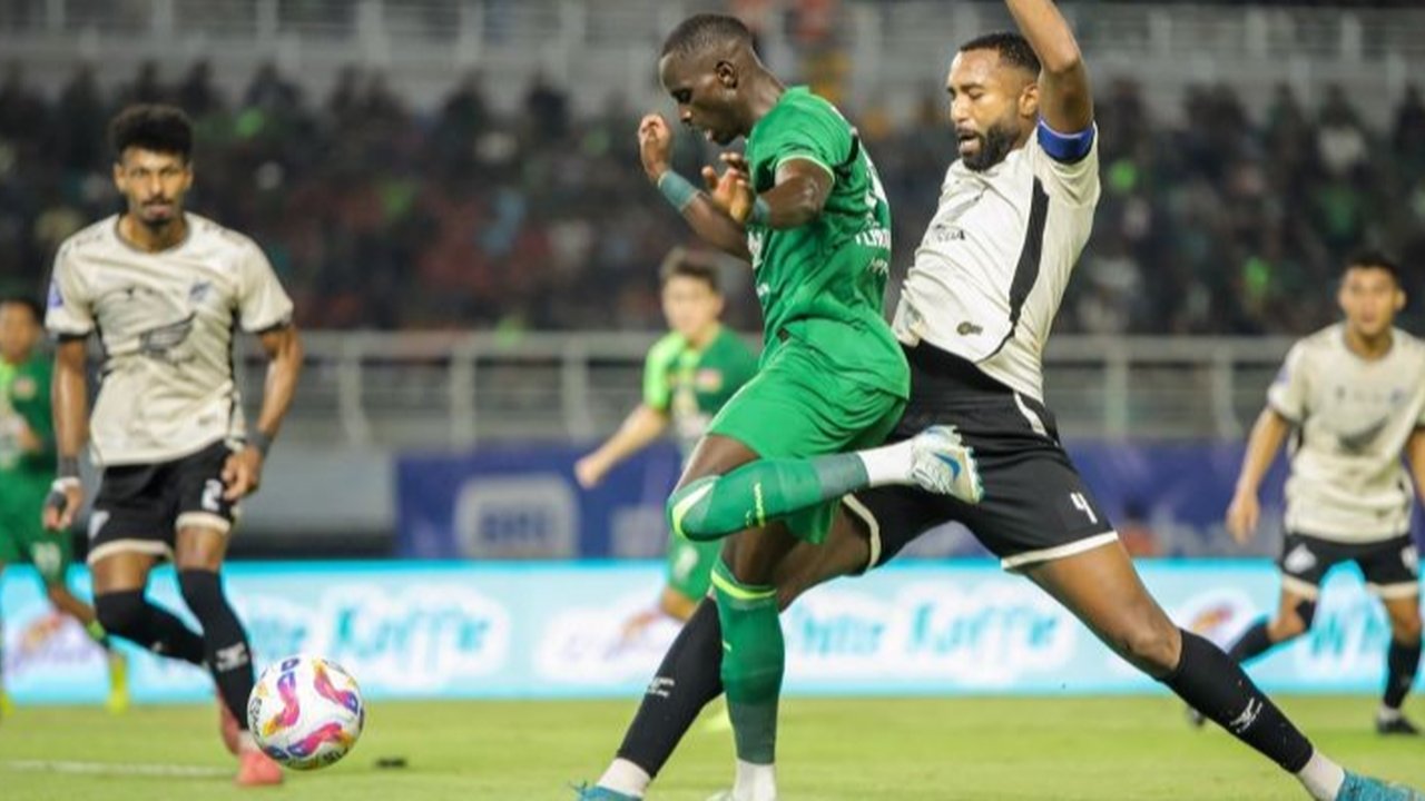 Pelatih Persebaya Surabaya, Paul Munster. (Aditya Wani/Bola.com)