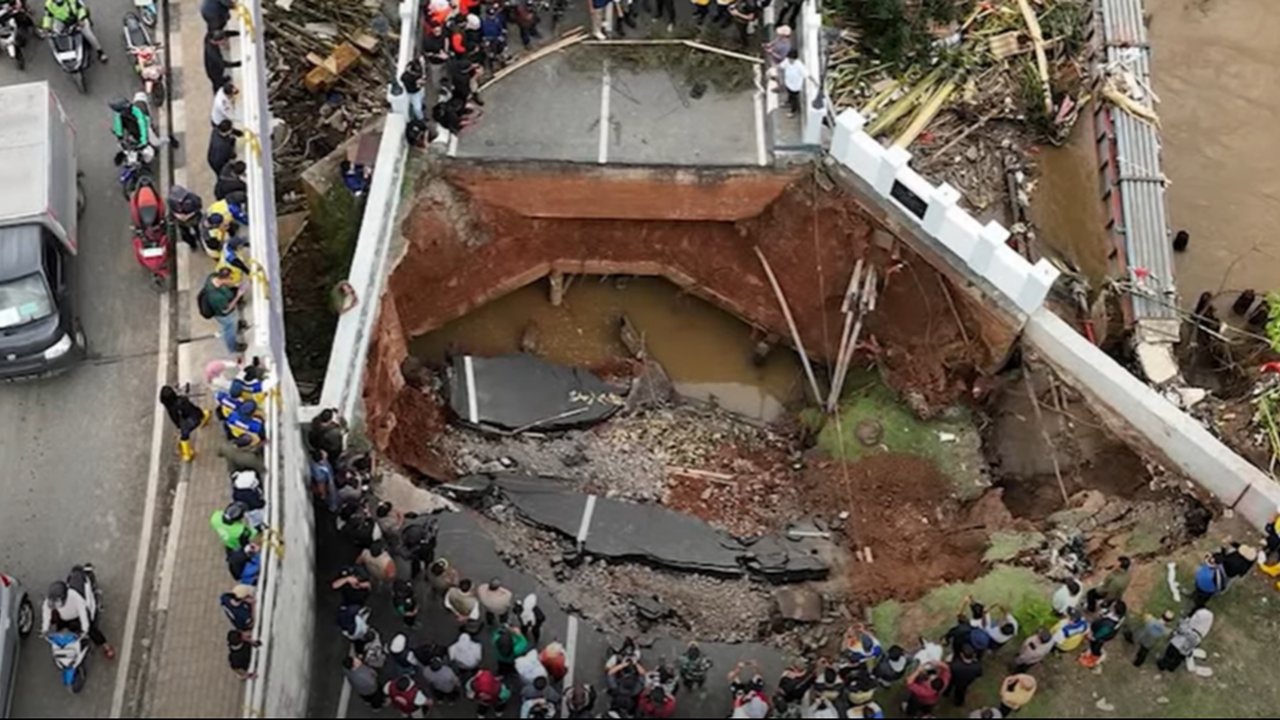 VIDEO: Dampak Dahsyat Banjir Bekasi, Muncul Lubang Raksasa Depan Perumahan Elite