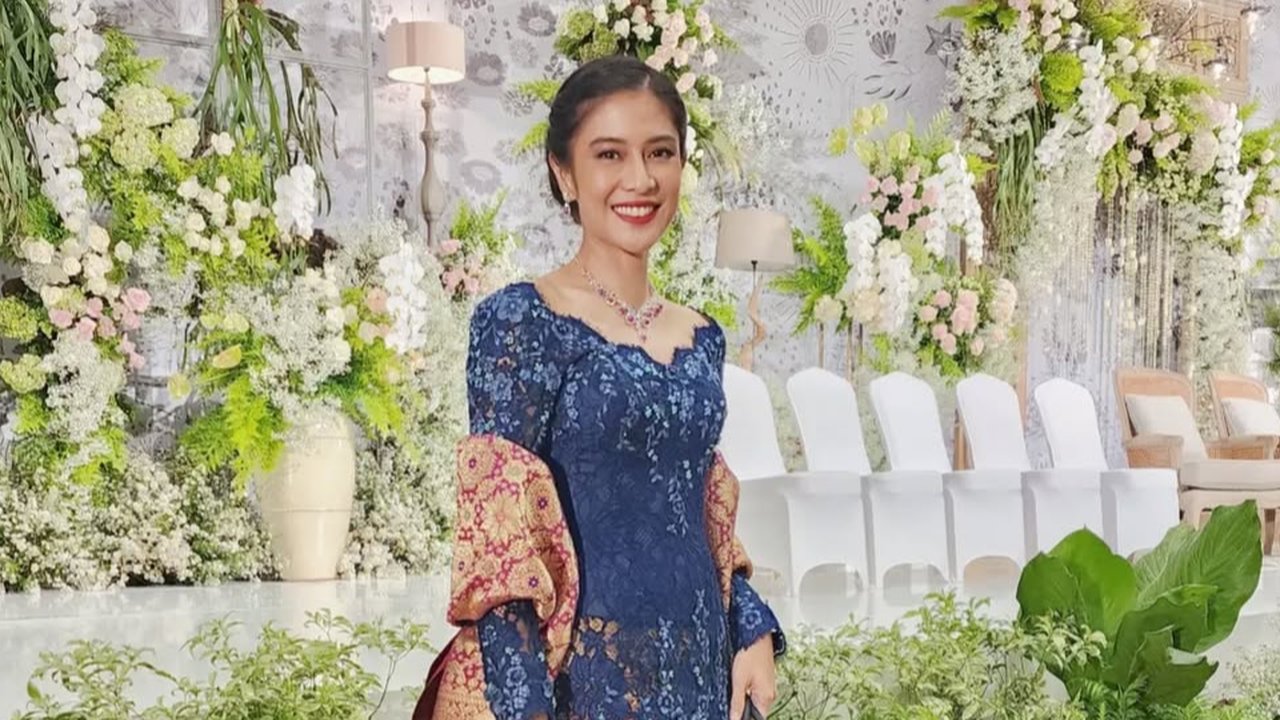 Potret Cantik Dian Sastro Kenakan Kebaya (credit: instagram/therealdisastr)