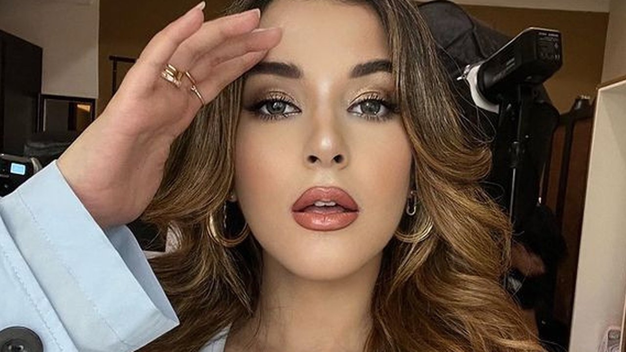 Jadi makeup andalan, Tasya tampil full makeup dengan nuansa bronzy dan plumpy lips