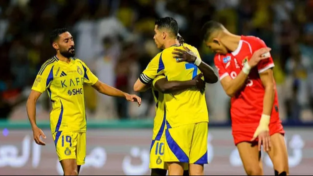 Cristiano Ronaldo saat menyumbangkan gol untuk Al Nassr pada pertandingan melawan Al Wehda dengan skor 2-0. (X/Al Nassr)