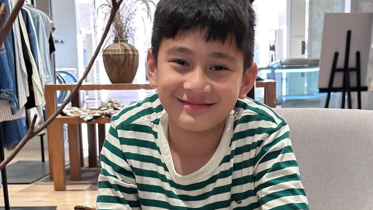 Potret Nagita Slavina dan Rafathar ke Mall Pakai Outfit Serasi, Mirip Bak Kakak-Adik