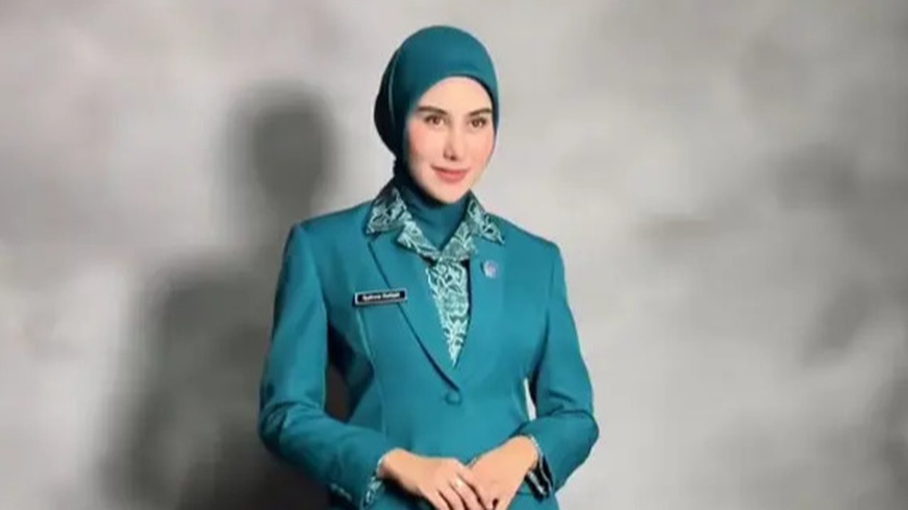 Syahnaz Sadiqah Tampil Cantik Kenakan Seragam PKK