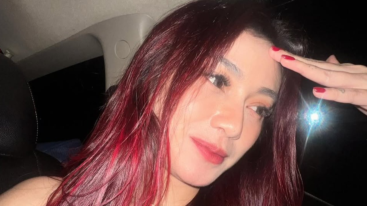 Tampilan Dara the Virgin dengan Makeup Minimalis (credit: instagram/darathevirgin)