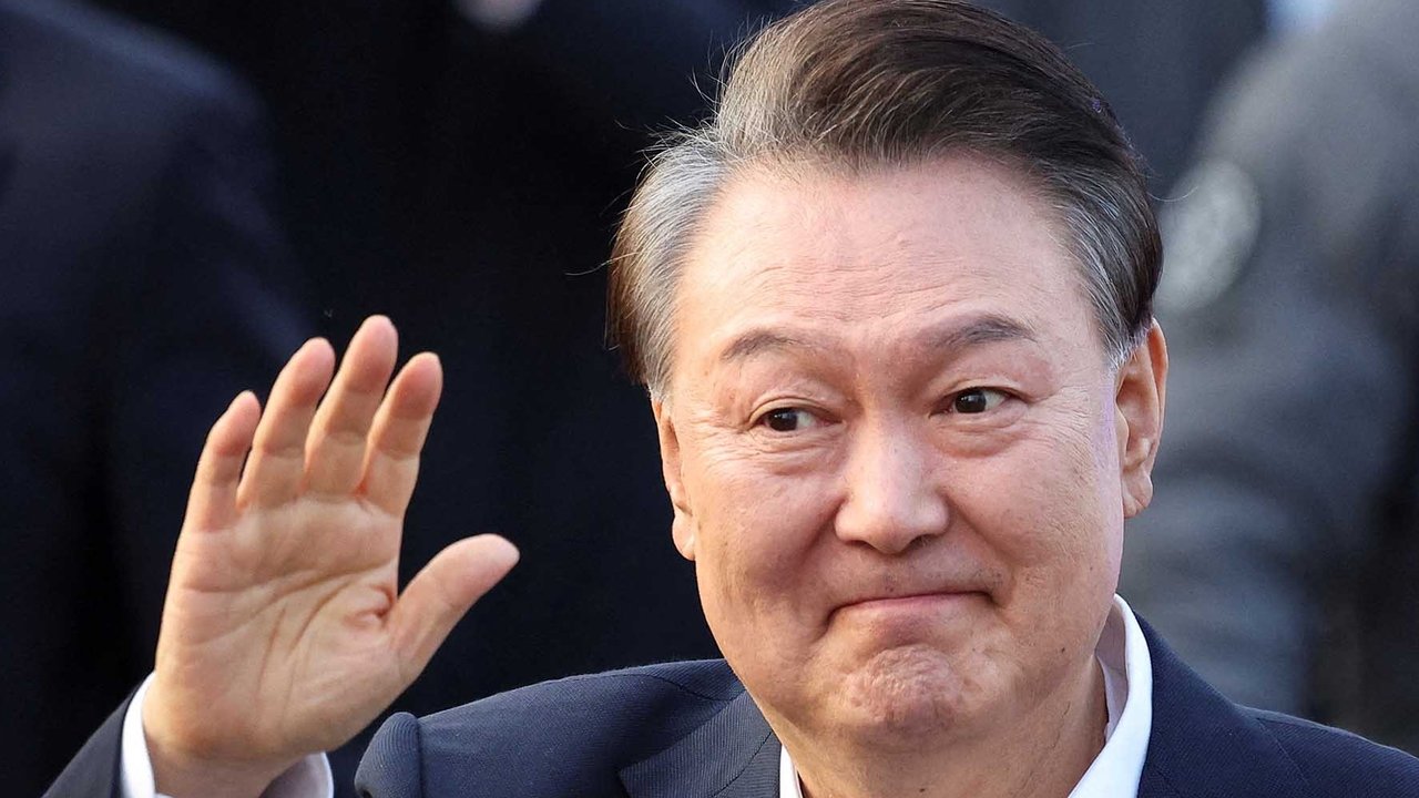 Presiden Korea Selatan yang dimakzulkan Yoon Suk Yeol usai  dibebaskan, di Uiwang, Korea Selatan, Sabtu (08/03/3035)