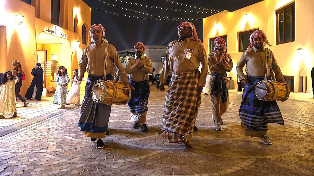 Warga memainkan drum dan menyanyikan lagu-lagu tradisional saat membangunkan sahur di kawasan pelabuhan Old Doha, Qatar (07/03/2025) waktu setempat