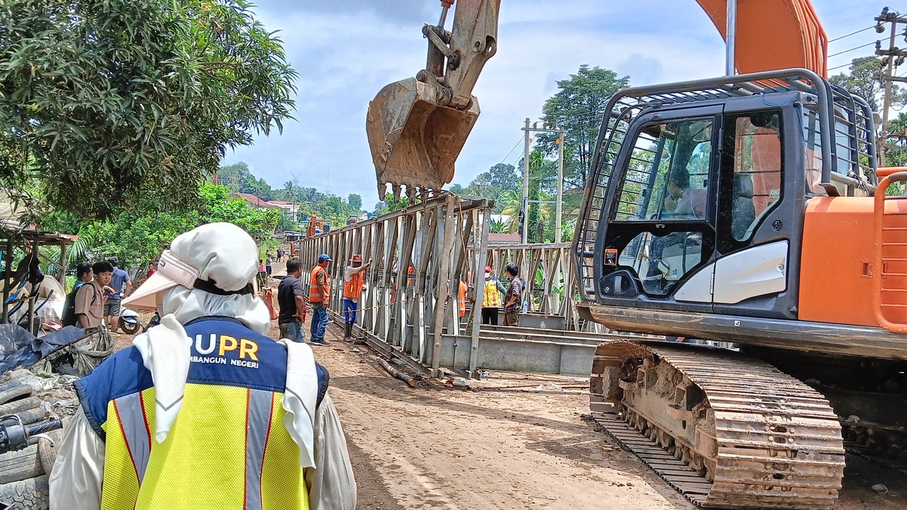 Jalan Nasional Jambi-Sumbar Putus, DPR RI Soroti Truk Obesitas dan Curah Hujan Tinggi
