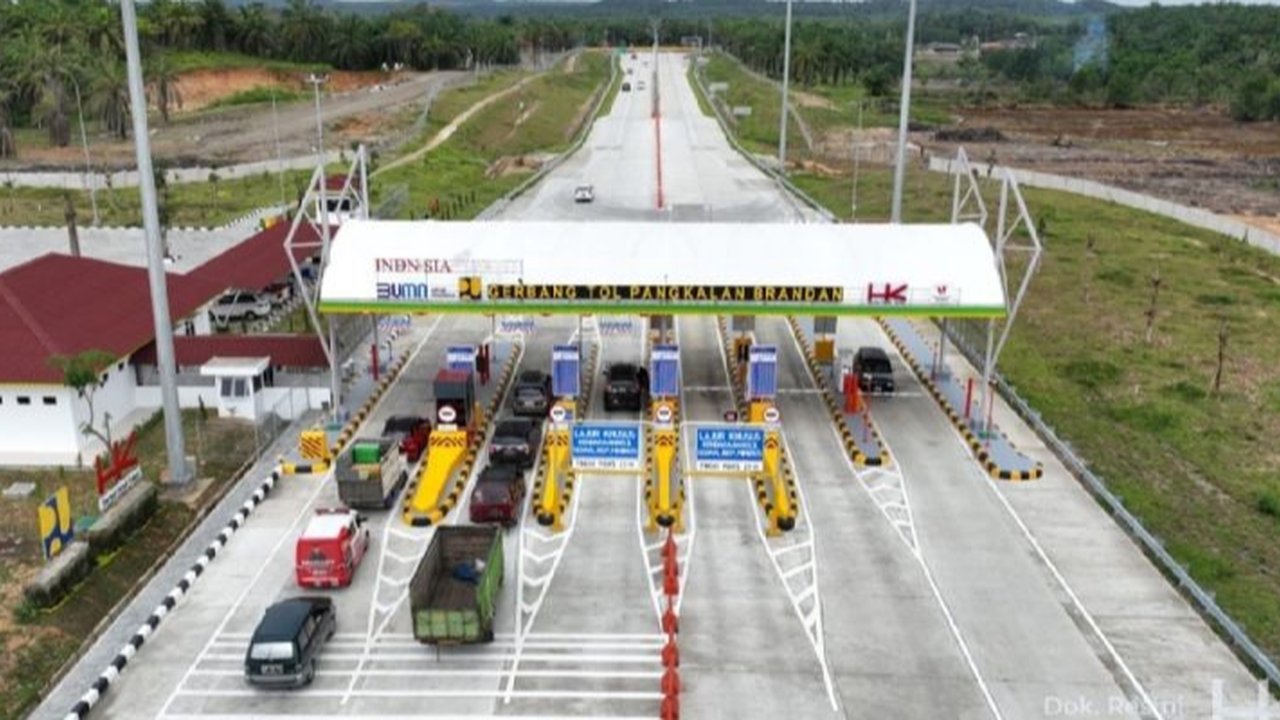 Contraflow diterapkan dari KM 36+800 sampai KM 70 di jalan tol Jakarta-Cikampek. (Liputan6.com/Herman Zakharia)