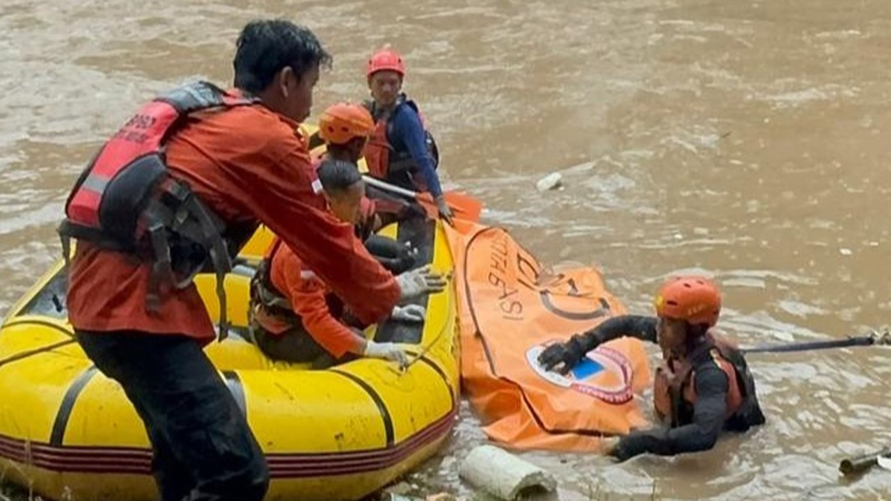 4 Hari Hilang Terbawa Arus Banjir, Jasad Warga Bekasi Ditemukan di Antara Bambu dan Sampah Sungai Cikeas