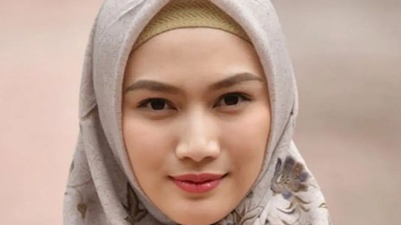 Melody mempromosikan berbagai produk merchandise JKT48 yang dijual di JKT48 Official Store.
