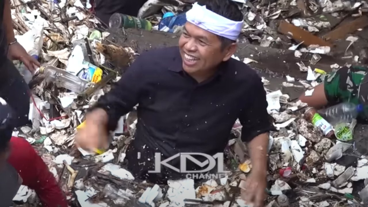 Dedi Mulyadi Nyebur Langsung ke Kali dan Ngamuk Jembatan Minta Dibongkar