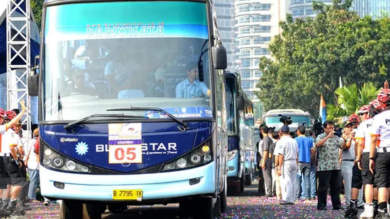 Sejumlah bus mudik gratis diberangkatkan dari kawasan Parkir Timur Senayan, Jakarta, Sabtu (11/7/2015). 30.648 pemudik mengikuti mudik gratis yang diselenggarakan Jasa Raharja. (Liputan6.com/