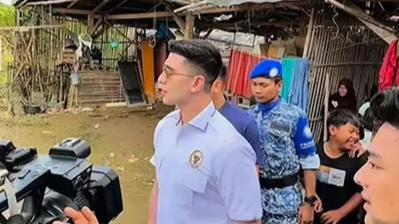 Momen Verrell Bramasta ngabuburit sambil tinjau banjir Bekasi, bantu warga yang terdampak. (sumber: Instagram/bramastavrl)