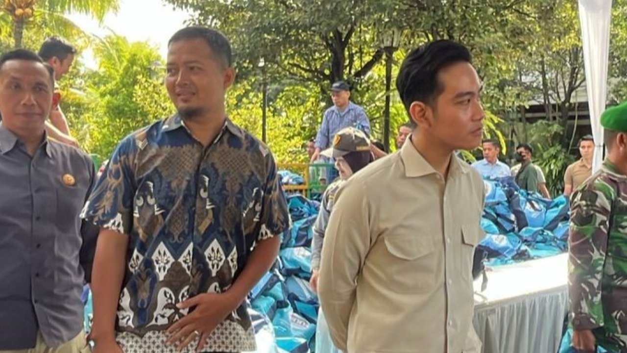 Wali Kota dan Wakil Wali Kota Surakarta, Gibran Rakabuming Raka dan Teguh Prakosa, menyapa warga Solo secara langsung dalam acara gelar griya di Loji Gandrung, membahas program prioritas seperti isu perempuan dan pengentasan kemiskinan.