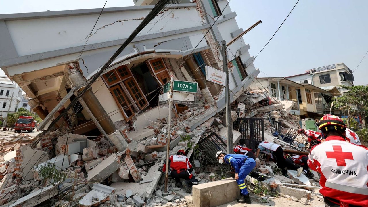Pemandangan bangunan yang runtuh akibat gempa bumi dahsyat di Mandalay, Myanmar, 31 Maret 2025.