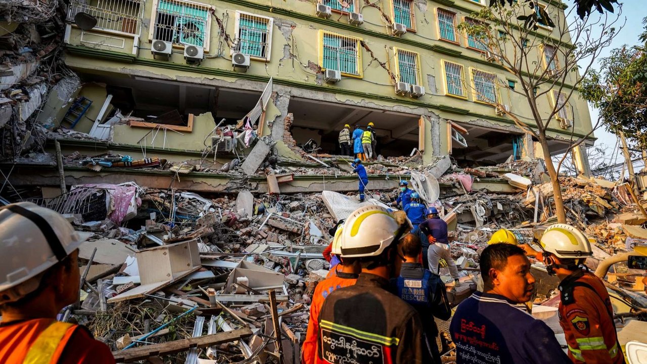 Pemandangan bangunan yang runtuh akibat gempa bumi dahsyat di Mandalay, Myanmar, 31 Maret 2025.