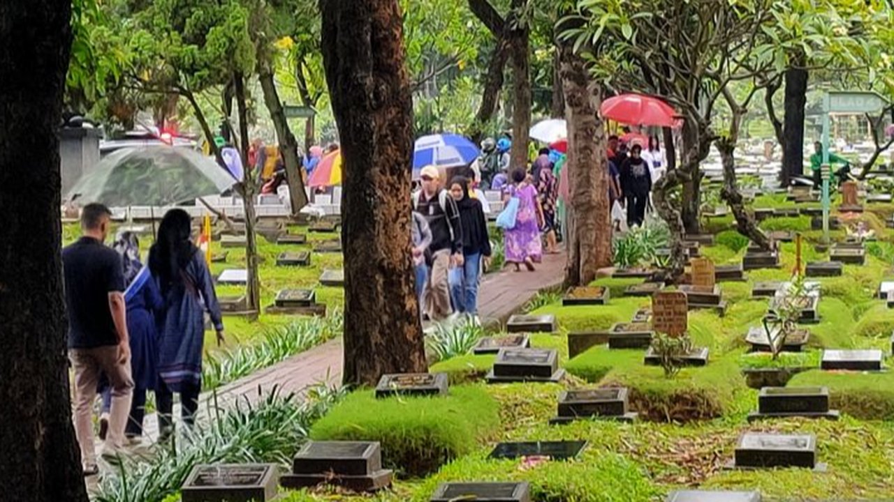 Hari Kedua Lebaran, TPU Karet Bivak Tetap Dipadati Peziarah Walaupun Gerimis