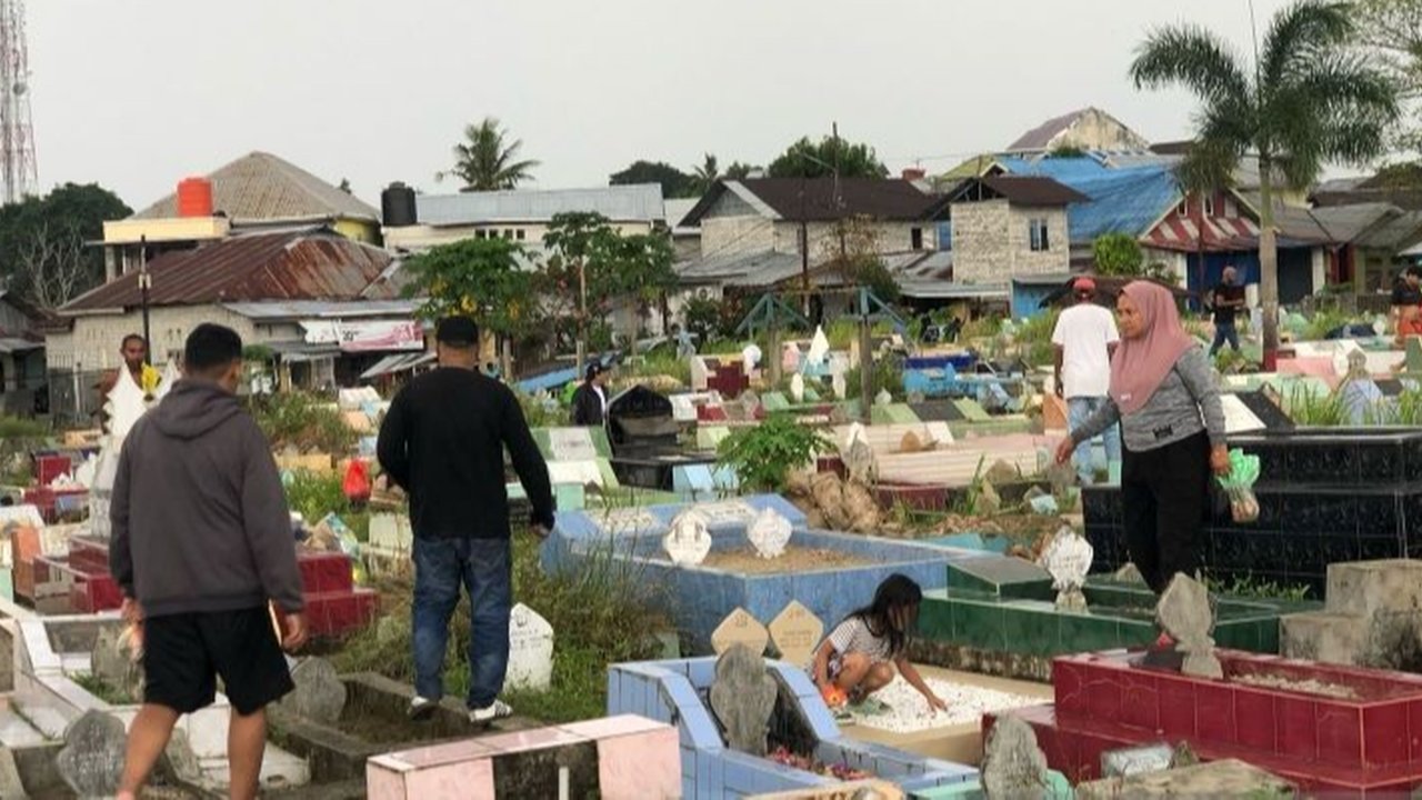 Jelang Idul Fitri, warga Ambon, Maluku, melaksanakan tradisi ziarah kubur untuk menghormati leluhur dan keluarga yang telah meninggal, sekaligus membersihkan dan merawat makam.