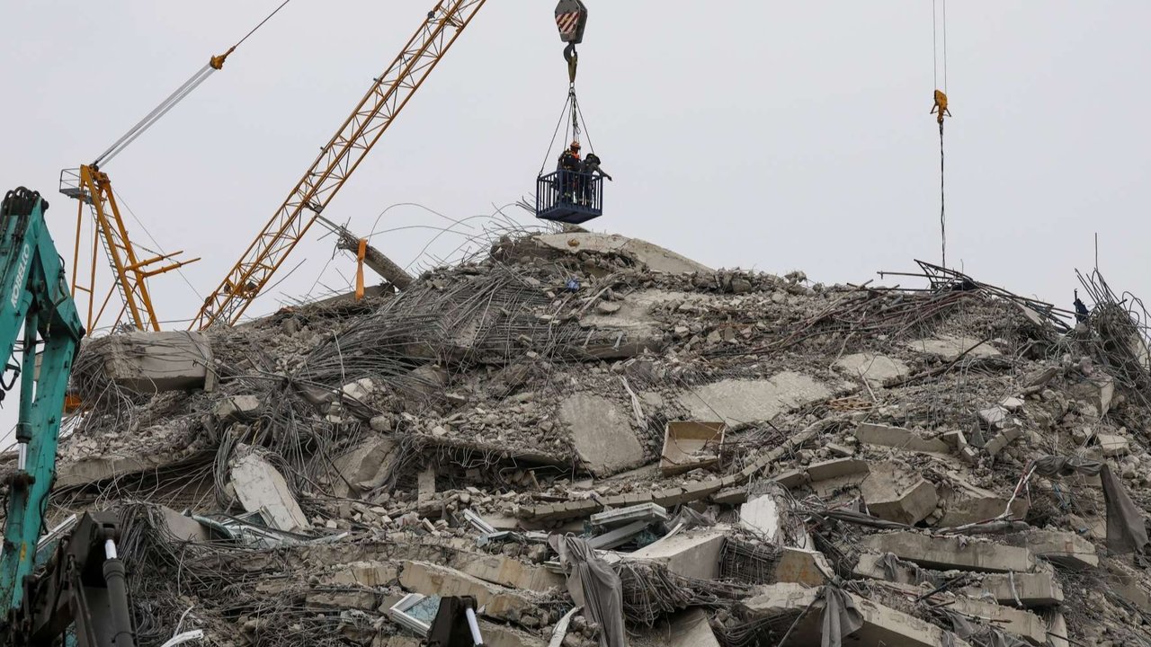 Tim SAR melakukan pencarian korban yang tertimbun reruntuhan gedung pencakar langit setelah gempa dahsyat bermagnitudo 7,7 mengguncang Myanmar di Bangkok, Thailand, pada Selasa (1/4/2025). Getaran gempa mematikan yang menghantam Myanmar terasa kuat di Thailand sampai meruntuhkan gedung pencakar langit yang sedang dalam tahap pembangunan.