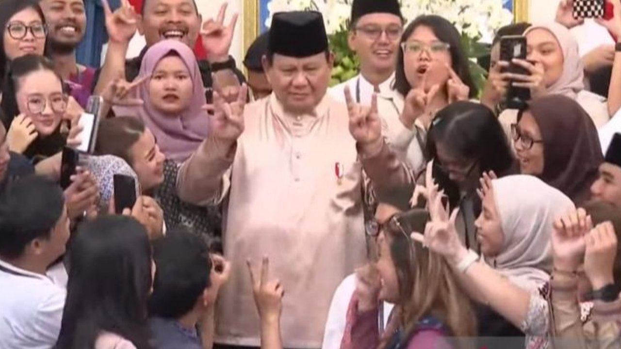 Para pengemudi ojek online (ojol) membagikan pengalaman berkesan mereka merayakan Lebaran bersama Presiden Prabowo Subianto di Istana Kepresidenan, termasuk menerima bonus Hari Raya yang pertama kali mereka terima.