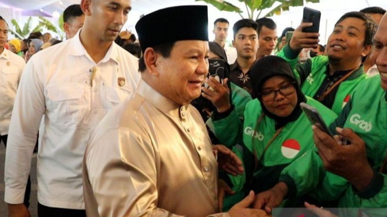 Para pengemudi ojek online (ojol) membagikan pengalaman berkesan mereka merayakan Lebaran bersama Presiden Prabowo Subianto di Istana Kepresidenan, termasuk menerima bonus Hari Raya yang pertama kali mereka terima.
