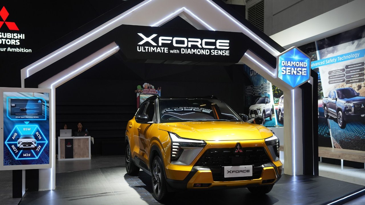 Teknisi sedang memperbaiki kendaraan Mitsubishi di bengkel resmi Mitsubishi Motors. (ist)