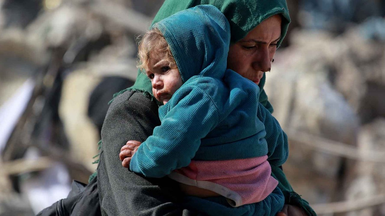 Warga yang mengungsi  dari Beit Hanun di Jalur Gaza utara tiba di Kota Gaza, Palestina, Selasa (18/03/2025).