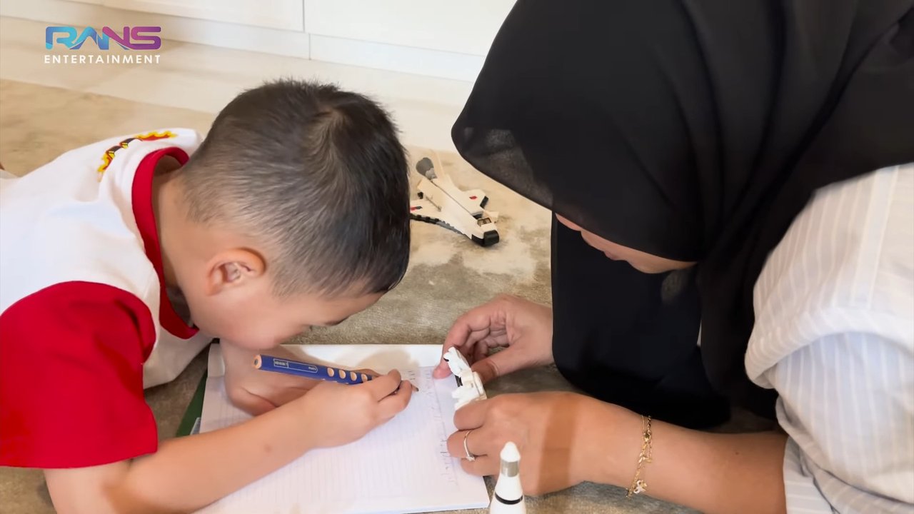 Dikenal Pintar Dalam Banyak Hal, Potret Rayyanza Belajar Menulis di Usia 3 Tahun - Sus Rini Sabar Mengajari