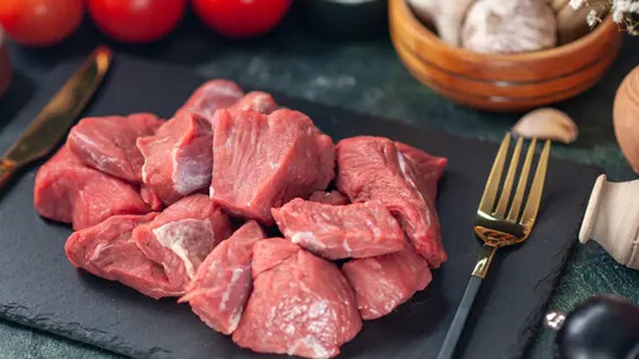 Orangtua bisa membuat hidangan berbahan dasar daging sapi sebagai menu lezat nan bergizi. (Foto: Freepik/mdjaff)