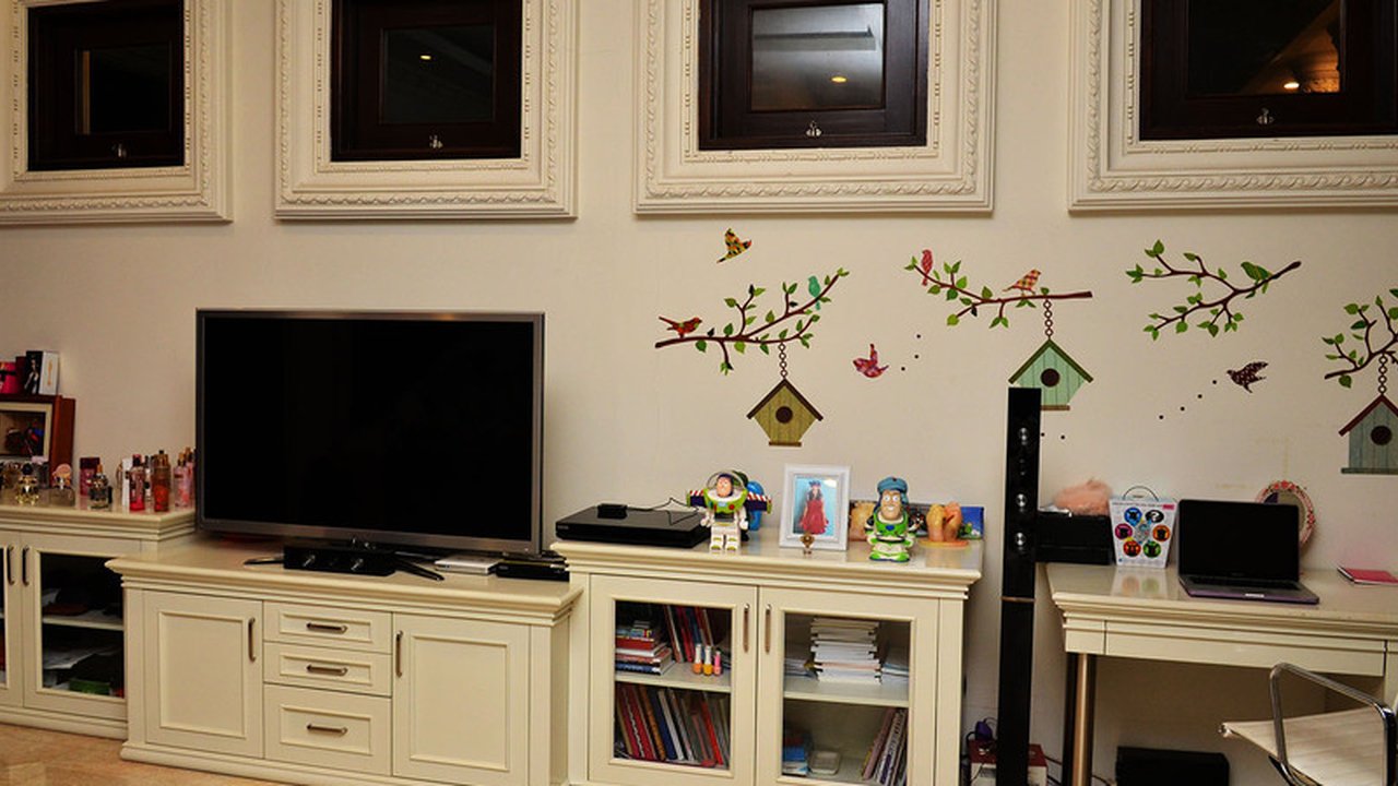 meja tv selebriti Aurel yg tertata dengan rapi