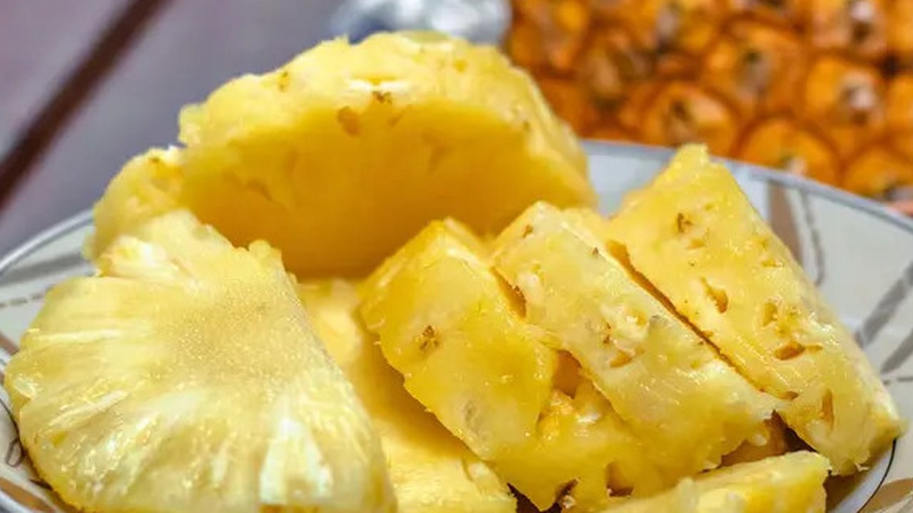 Cara Mengupas Kulit Nanas Mudah Tanpa Pisau