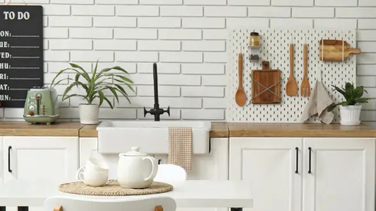 Mau mendekorasi dapur? Jangan lupakan kehadiran jendela yang bisa dipercantik dengan tirai bermotif.