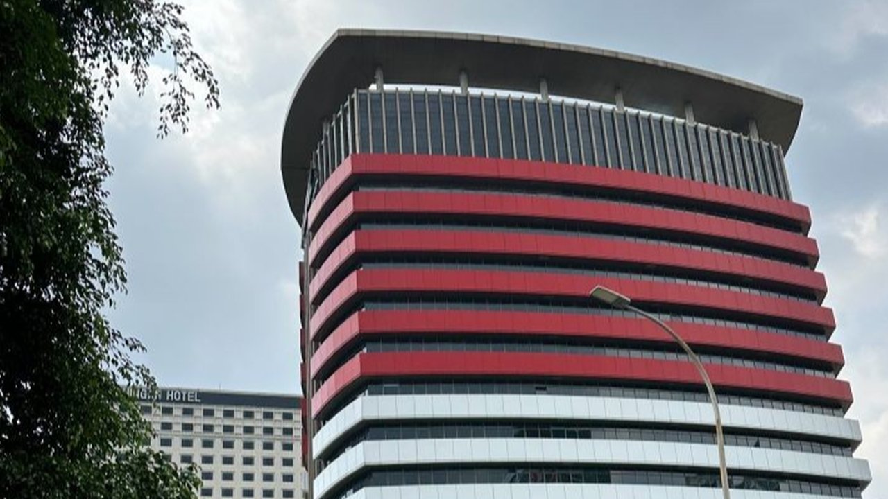 Juru Bicara KPK, Tessa Mahardhika, menyatakan perlunya diskusi mendalam terkait wacana pemiskinan keluarga koruptor yang disampaikan Presiden Prabowo, meskipun KPK secara prinsip mendukung upaya tersebut.