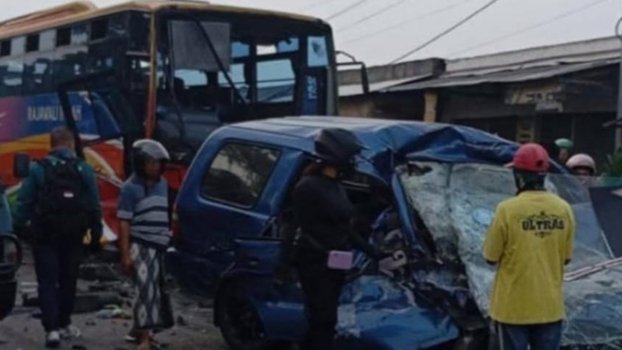Kronologi Kecelakaan Bus vs Mobil Rombongan Umrah di Gresik, Lengkap dengan Identitas Korban Tewas