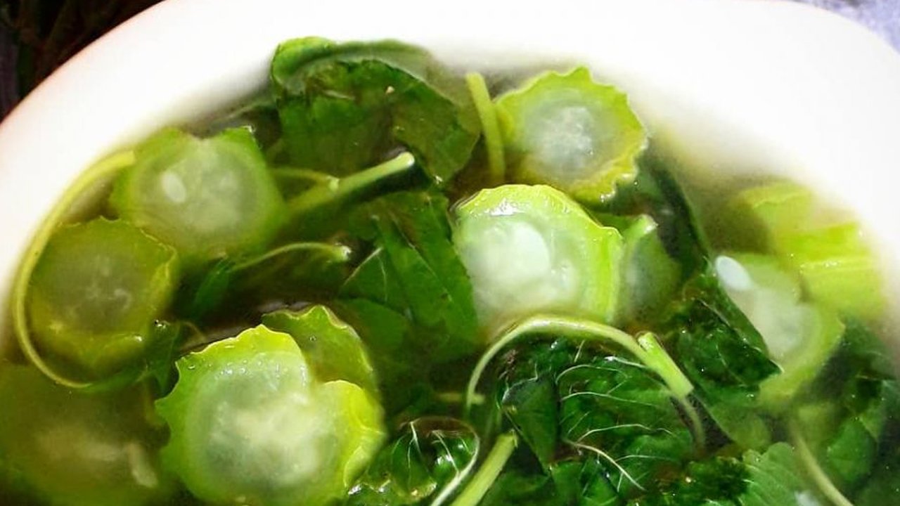 Ilustrasi Sayur Bayam Bening Oyong
