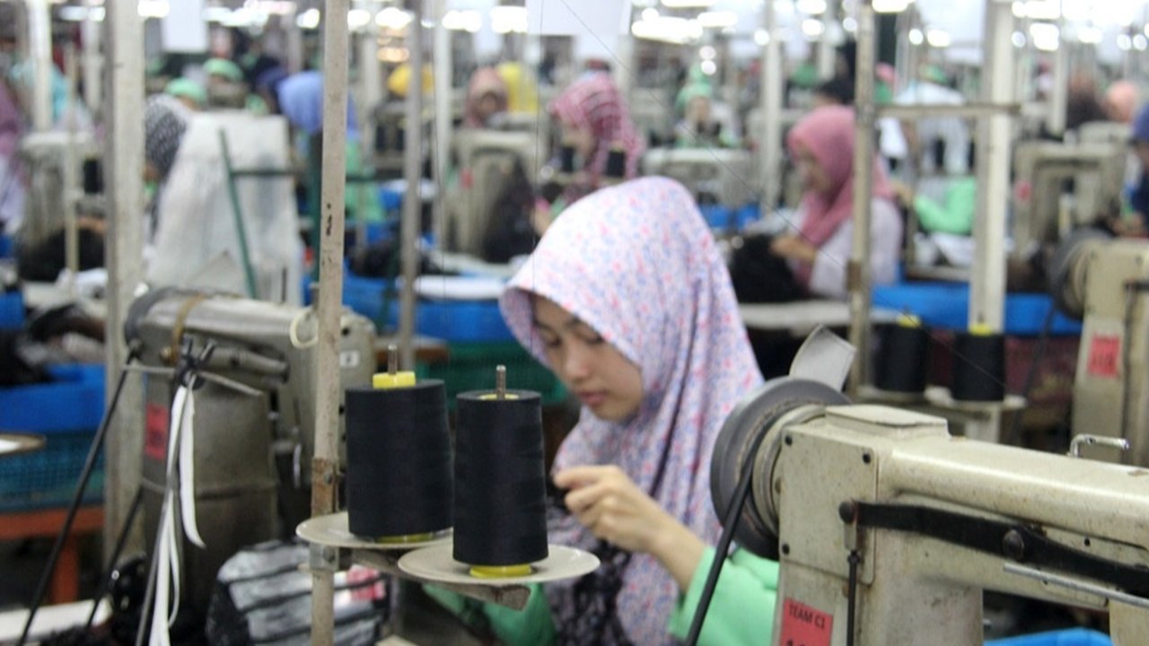 Buruh atau pekerja perempuan di sebuah pabrik di Purbalingga, Jawa Tengah. (Foto: Liputan6.com/Kominfo PBG/Muhamad Ridlo)