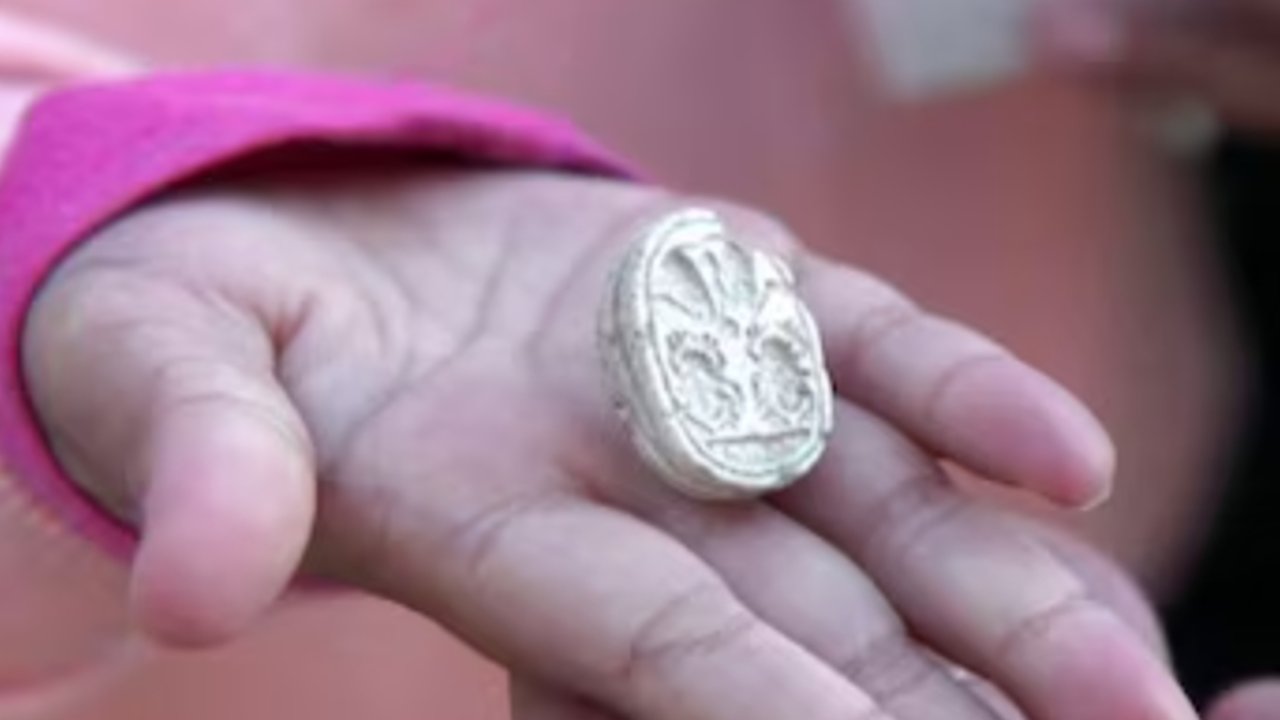 Sedang Jalan-jalan bersama Keluarga, Bocah ini Tak Sengaja Temukan Artefak Sakral Mesir Kuno