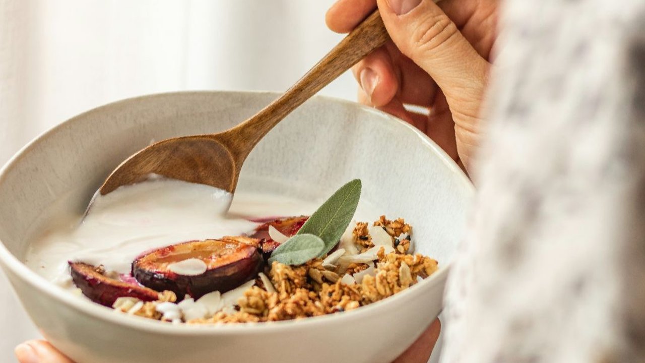 Diet dapat berjalan dengan baik apabila makanan yang dikonsumsi memiliki kandungan kolesterol yang rendah dan juga menyehatkan tubuh. (Foto: Unsplash.com/Brooke Lark)