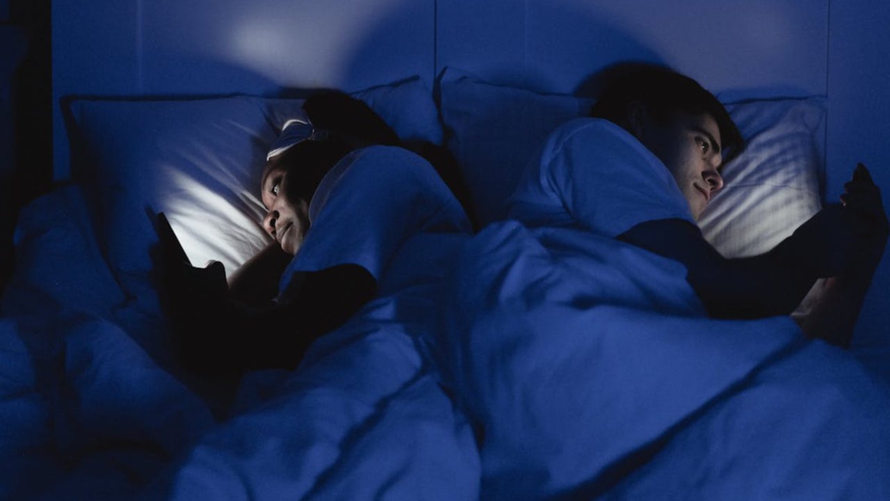 Ilustrasi Main HP Sebelum Tidur