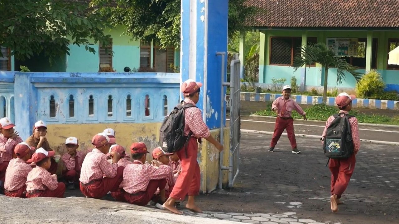 Potret Dampak Banjir Lahar Semeru Putuskan Jalan Desa, Separuh Siswa SD Jugosari Lumajang Absen