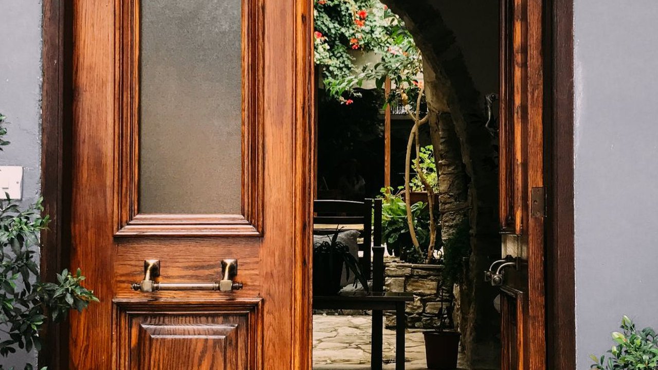 Posisi pintu rumah yang membawa berkah.