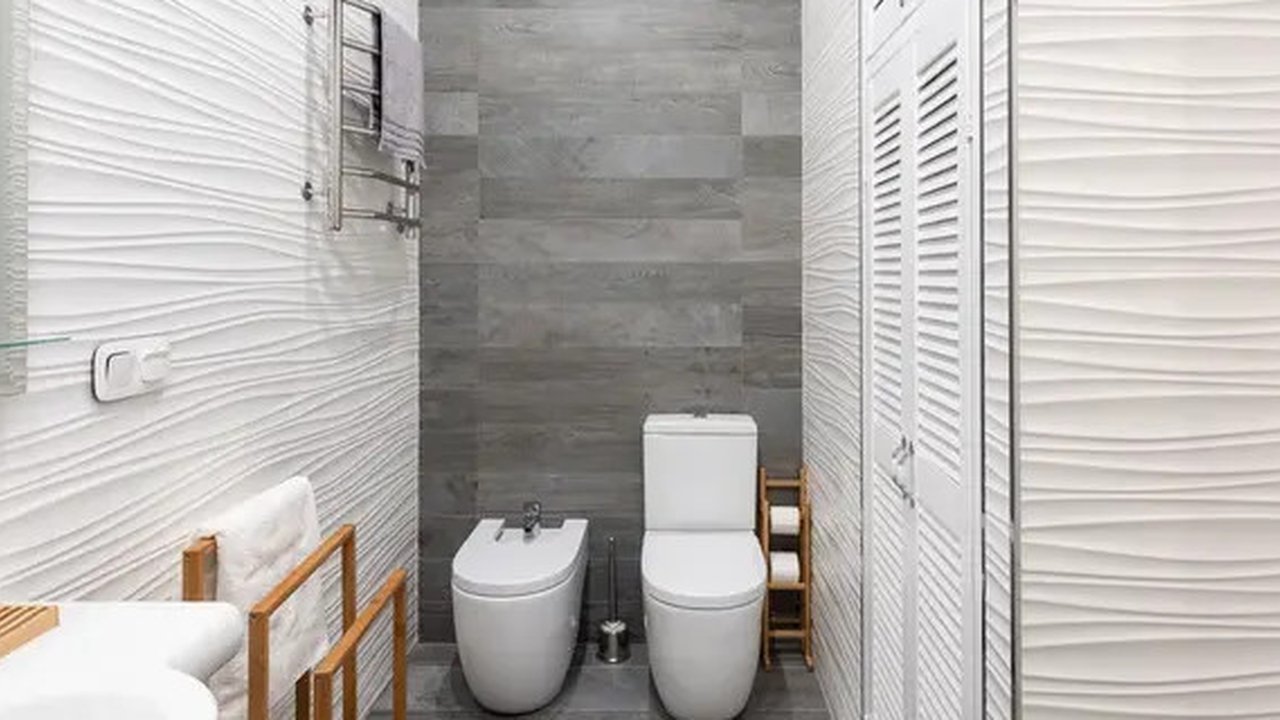 Kemewahan desain kamar mandi dengan dominasi warna taupe, panel kayu, dan juga sentuhan mewah melalui marmer.