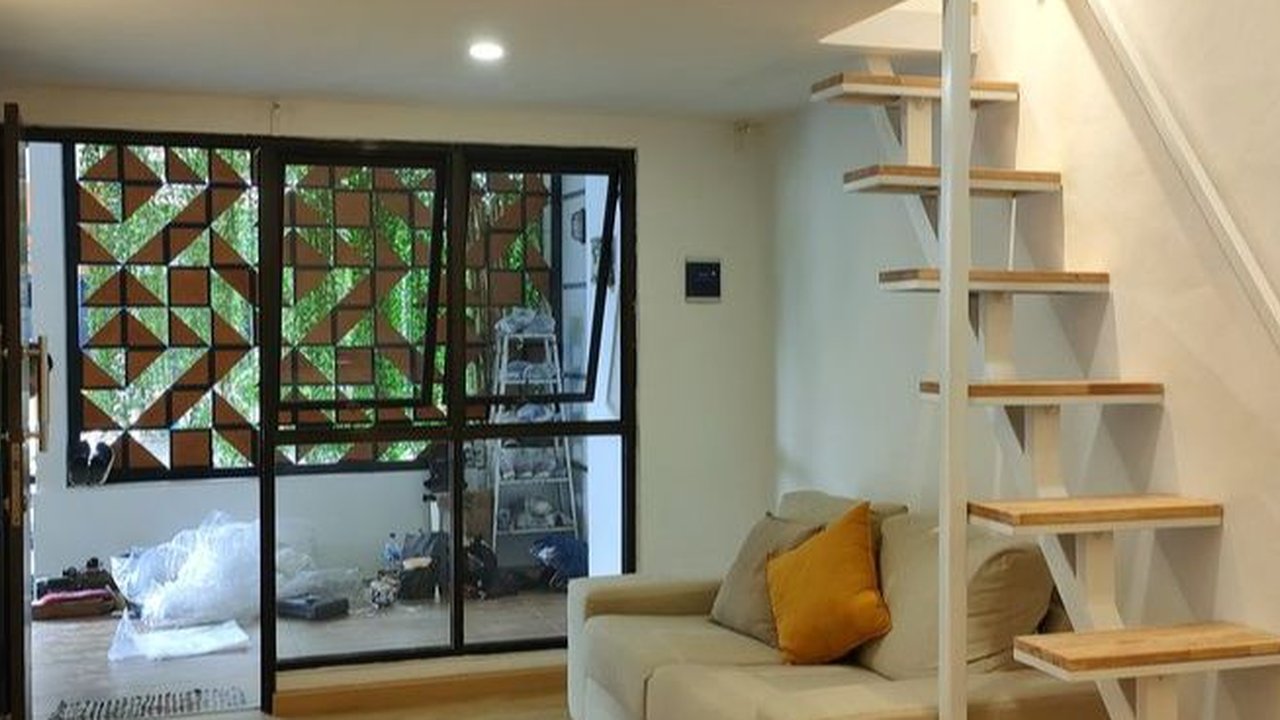 Tangga Rumah Minimalis dengan Sofa di Bawahnya