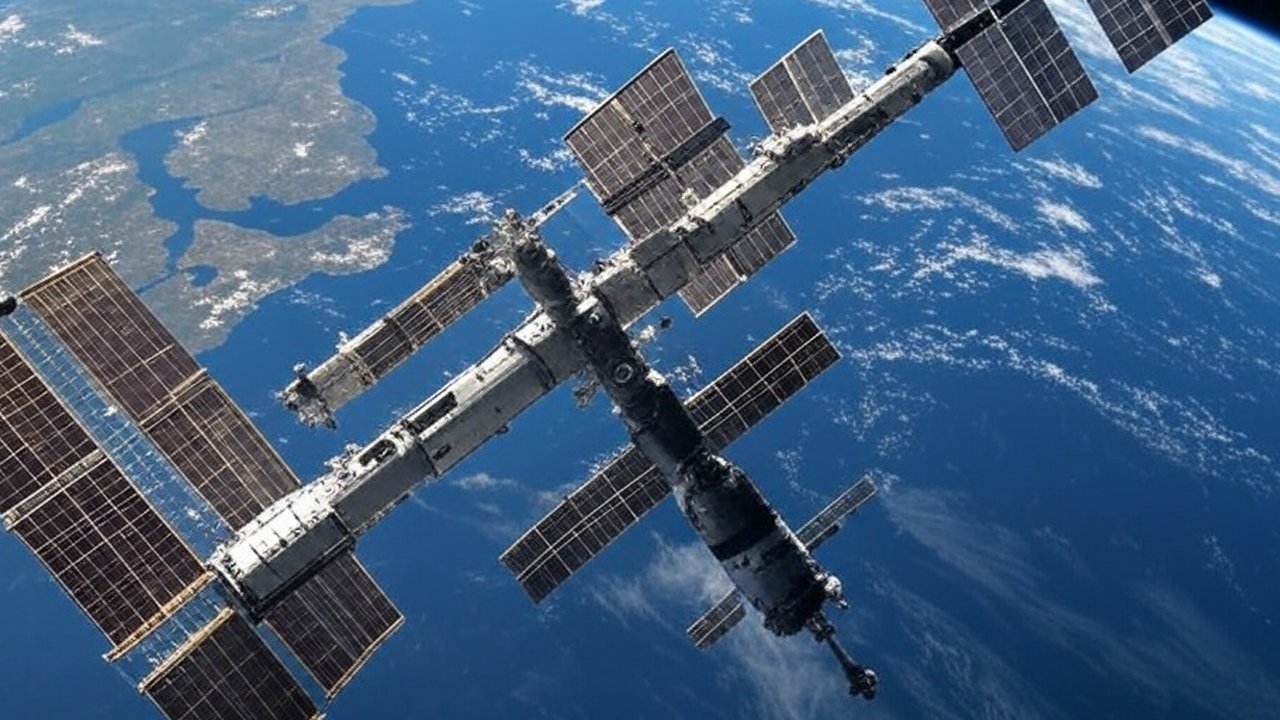 Berapa Kecepatan Stasiun Luar Angkasa Mengelilingi Bumi? Ini Hitung-hitungan Terbaru