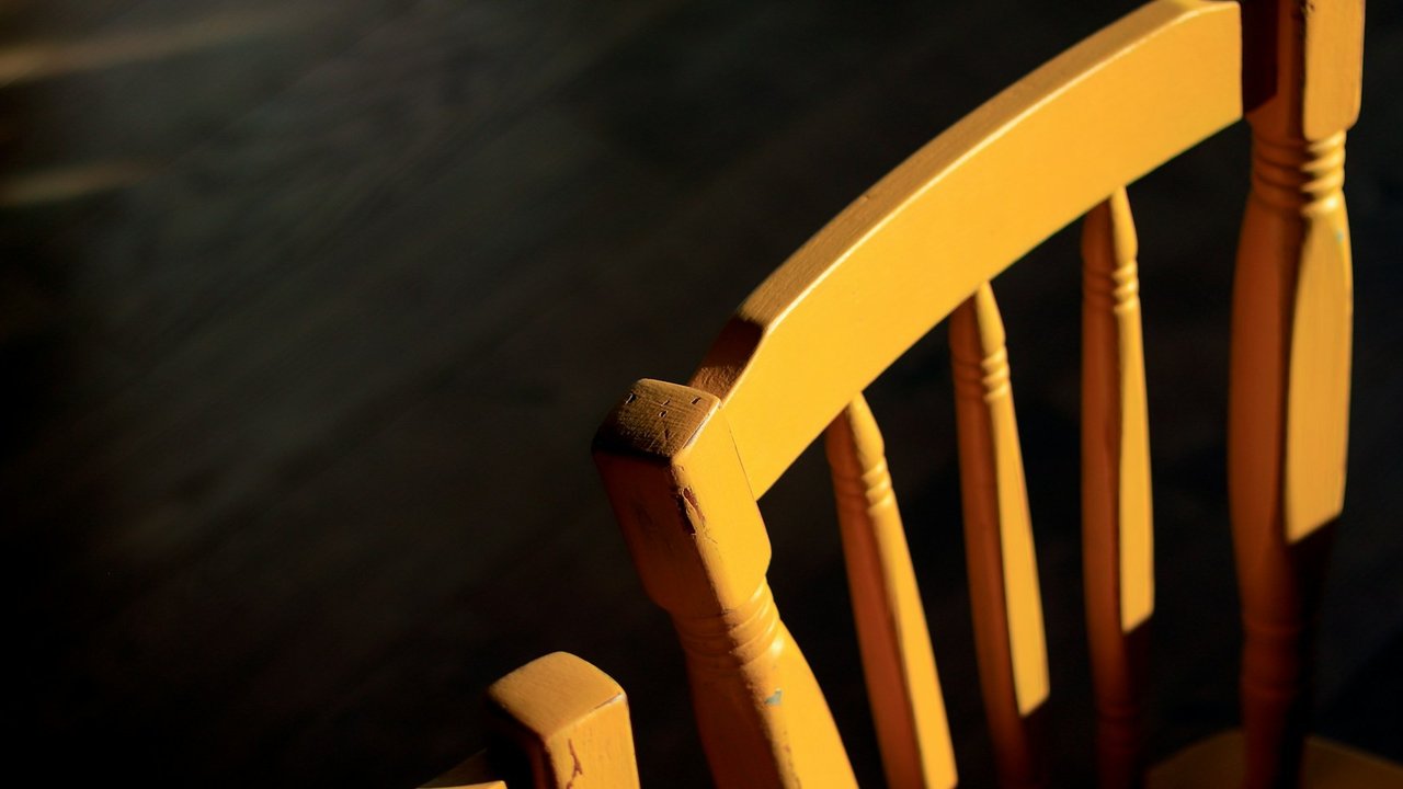 ilustrasi kursi kayu minimalis