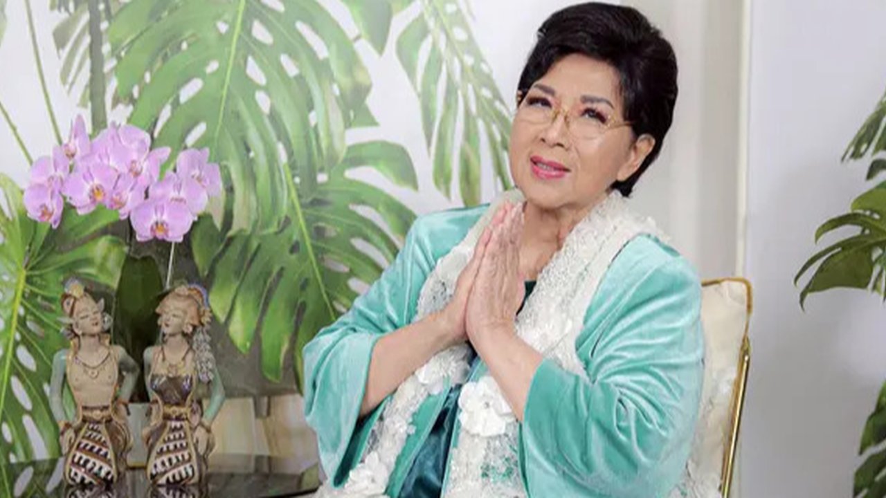 Penyanyi Titiek Puspa berpose saat merayakan ulang tahunnya yang ke 80 di kawasan Gunawarman, Jakarta, Rabu (1/11). Saat Ultahnya Titiek Puspa mendapat penghargaan telah berkarya selama 63 ta