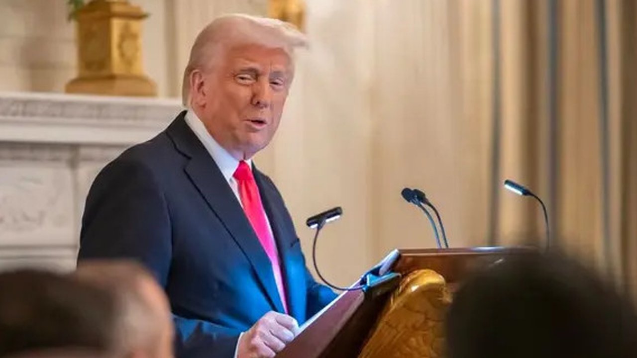 Presiden Donald Trump dan CEO Tesla Elon Musk saat duduk di dalam kendaraan Tesla Model S berwarna merah di Halaman Selatan Gedung Putih, Selasa, (11/3/2025). (Dok. Pool via AP)