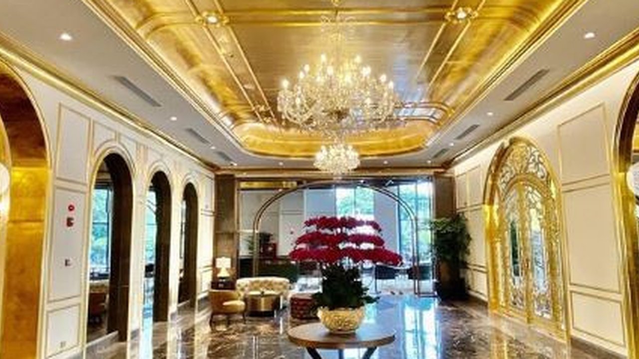 Area lobi di hotel berlapis emas pertama di dunia yang berlokasi di Hanoi, Vietnam. (dok. Instagram @dolcehanoi/https://www.instagram.com/p/CGPKxW-AG0S/Dinny Mutiah)